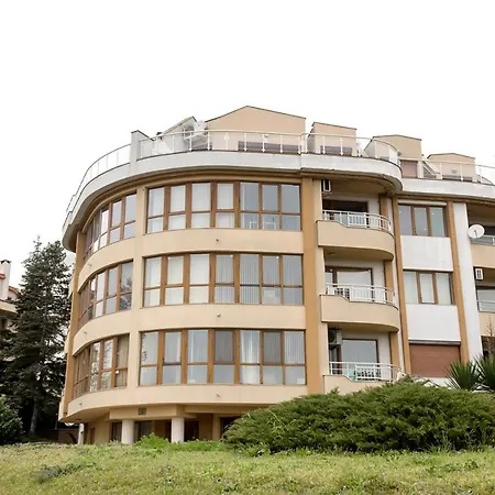Surrounded By Nature In 1-bdr Flat With Balcony Apartamento