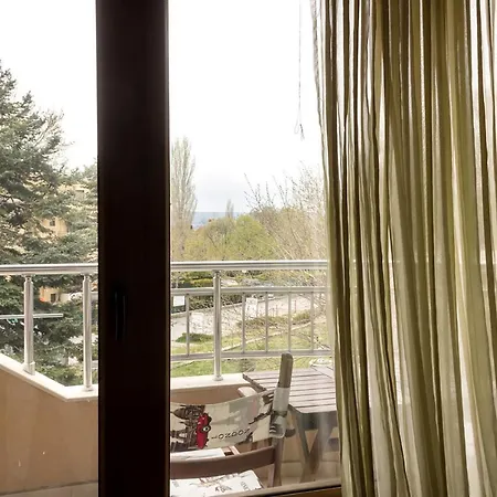 Surrounded By Nature In 1-bdr Flat With Balcony Apartamento